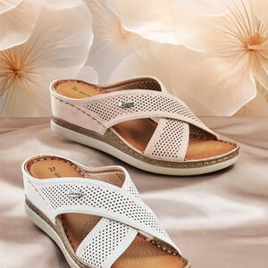 Simona Ricci BANJO 
*Mid Wedge X Slide
* Nude and White
Just $59.95
https://www.baretraps.com.au/view-info-brand/simona-ricci/banjo-nude

 #wedges #sandals #Springsandals #slides