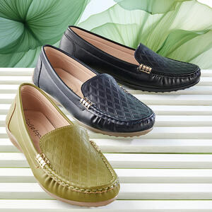 Bare Traps PROUD - Diamond Stitch Mocc
 - Low Rubber Comfort Sole
 - Gold Side Trims
 - Moulded Padded Insole
 - Black, Green & Navy
Just $59.95
https://www.baretraps.com.au/buy/shoes~moccs/proud-navy

 #casualstyle #ComfortAndStyle #womensshoes #smartcasual #wintershoes #NaVyShoes #workwear